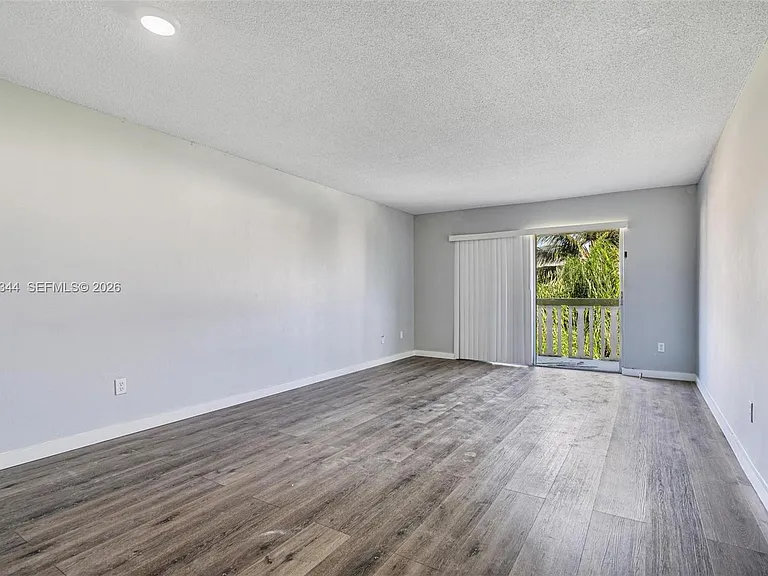 15205 NE 6th Ave #D305 — Photo 2