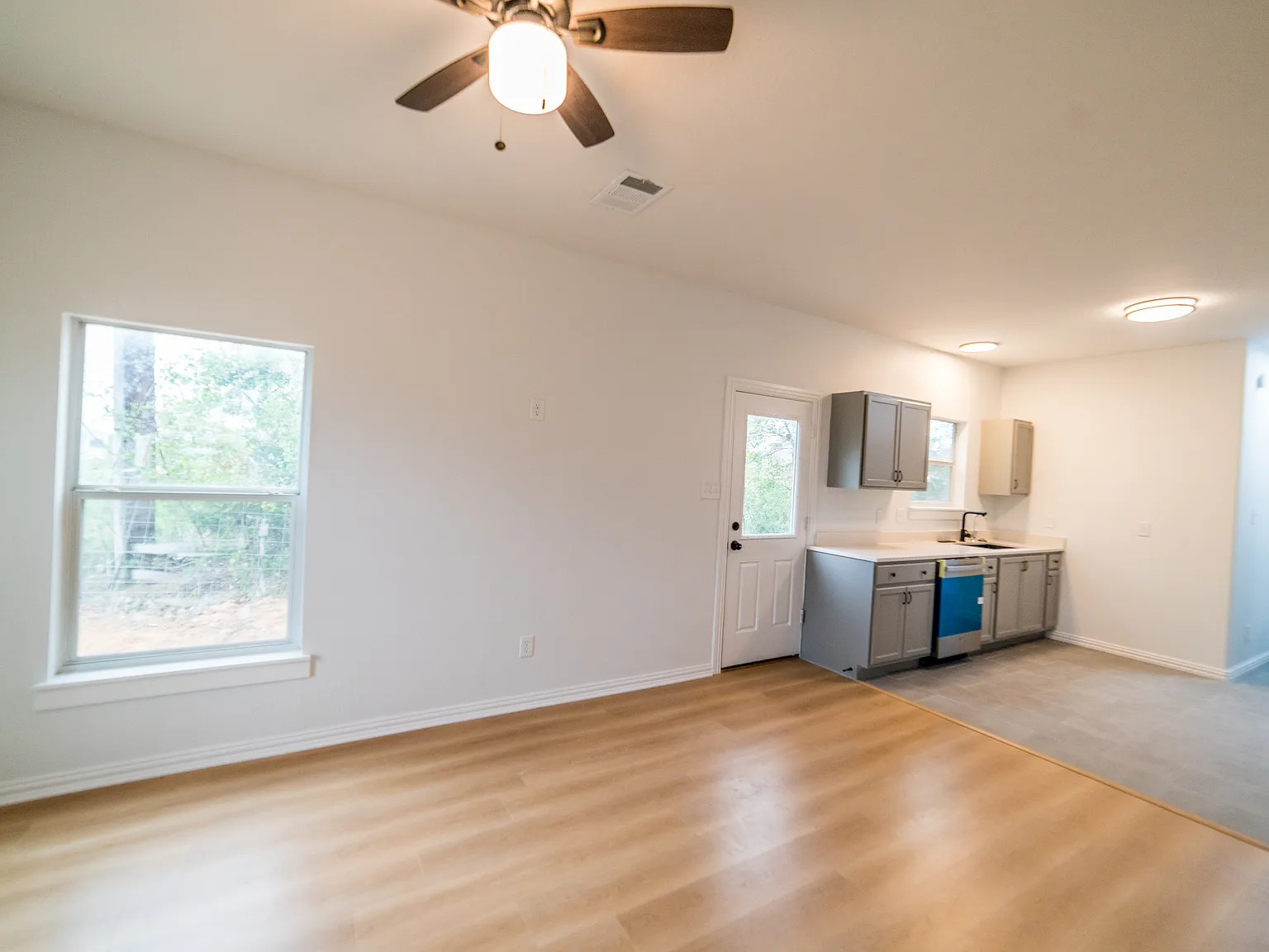 3 bed, 1300 sqft, $2,200 — Photo 3
