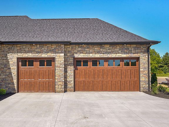 4th image of 1758 E Peartree Drive