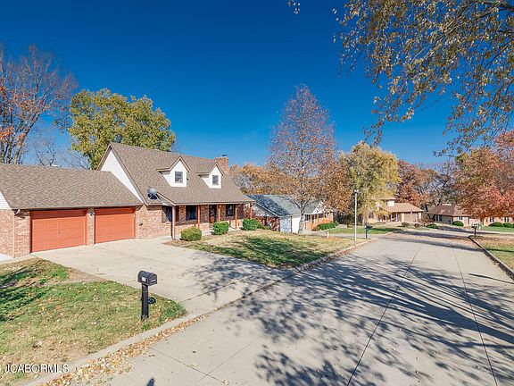 3rd image of 825 Shawn Dr
