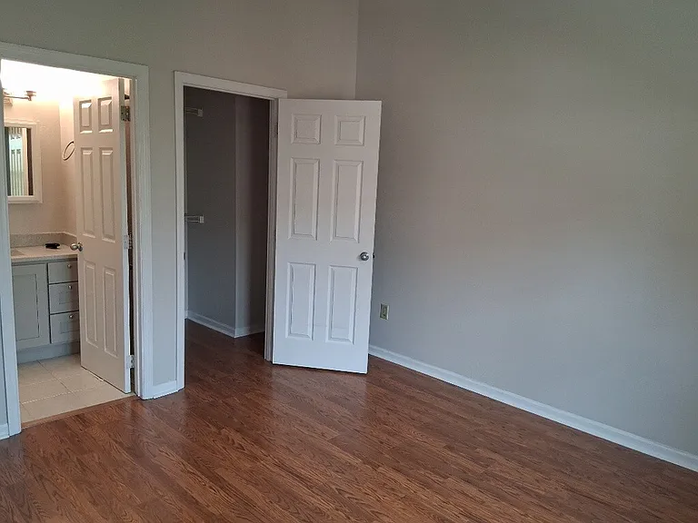 2126 Gilbert Ave — Photo 13