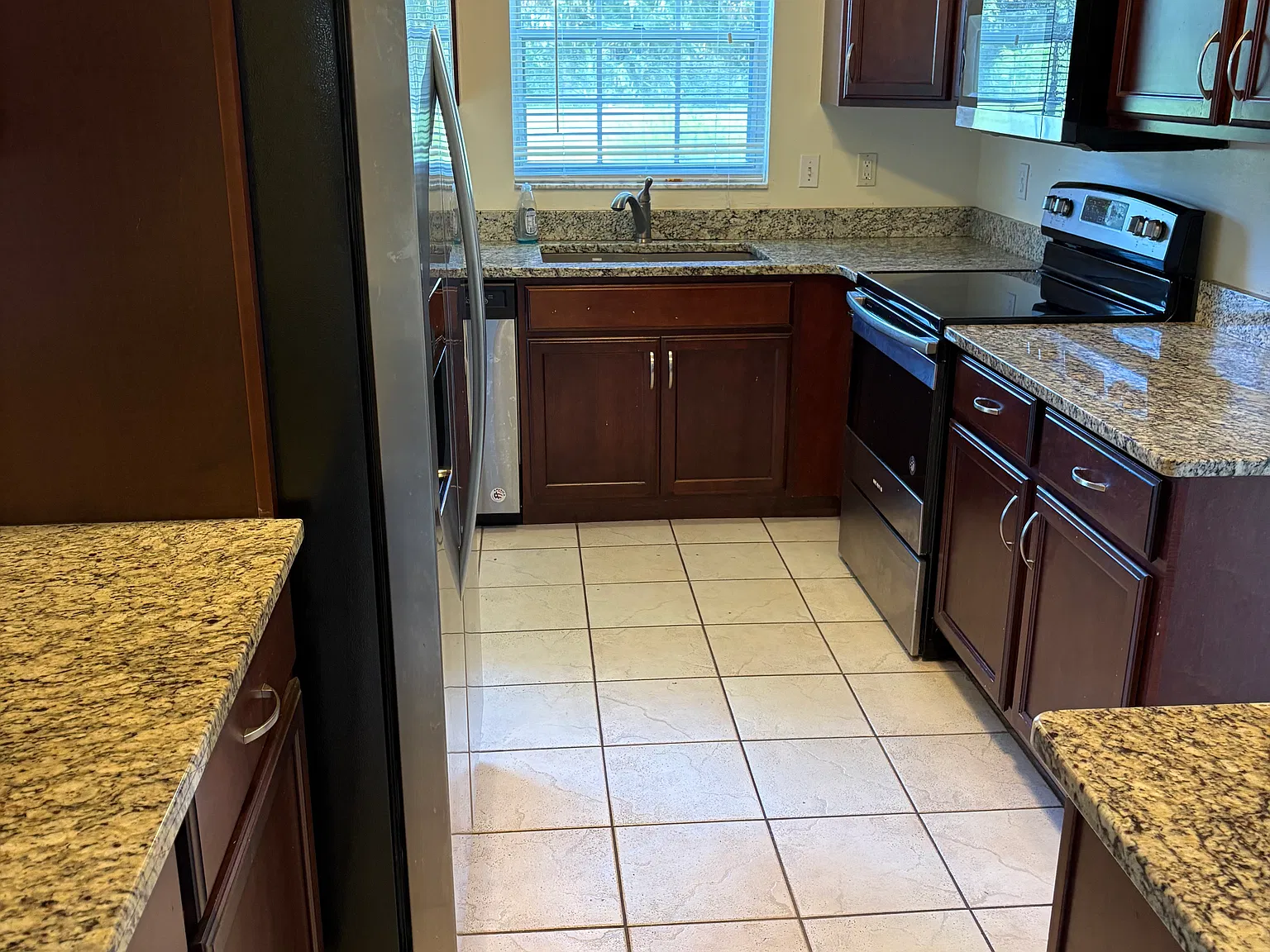 3 bed, 1000 sqft, $1,800 — Photo 2