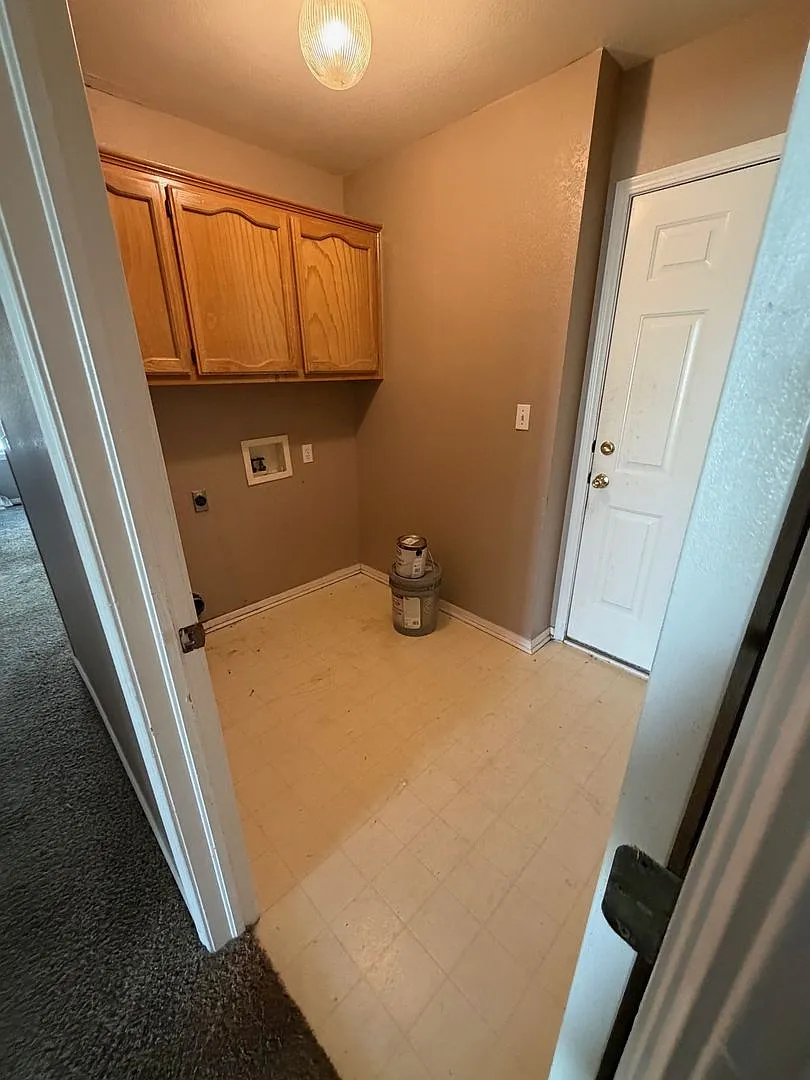 This charming single story 3 bedroom, 2 bath home with the convenience and an unbeatable location. — Photo 4