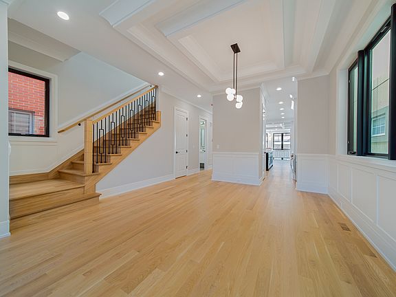 4th image of 2419 N Greenview Ave