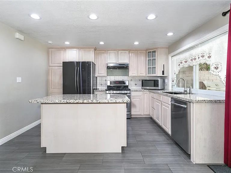 20246 Lanark St — Photo 10