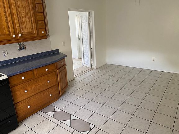 3rd image of 582 SE Anchor Ln