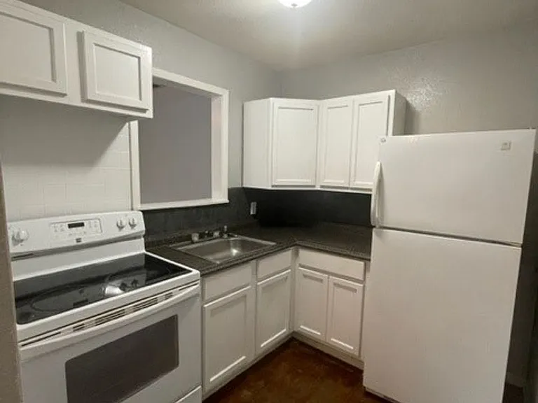 307 Canada St — Photo 5