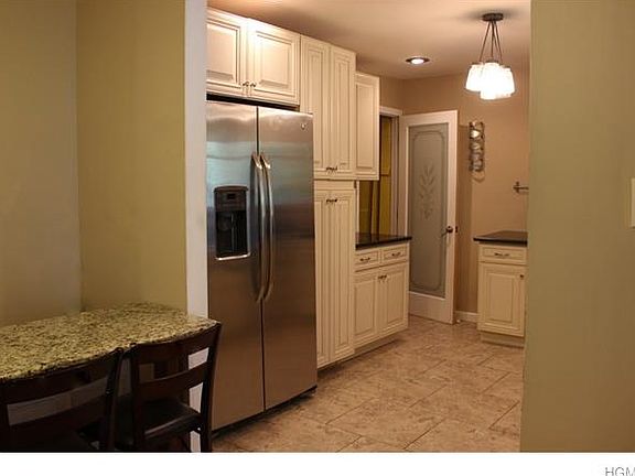 5th image of 19 Ethan Allen Dr
