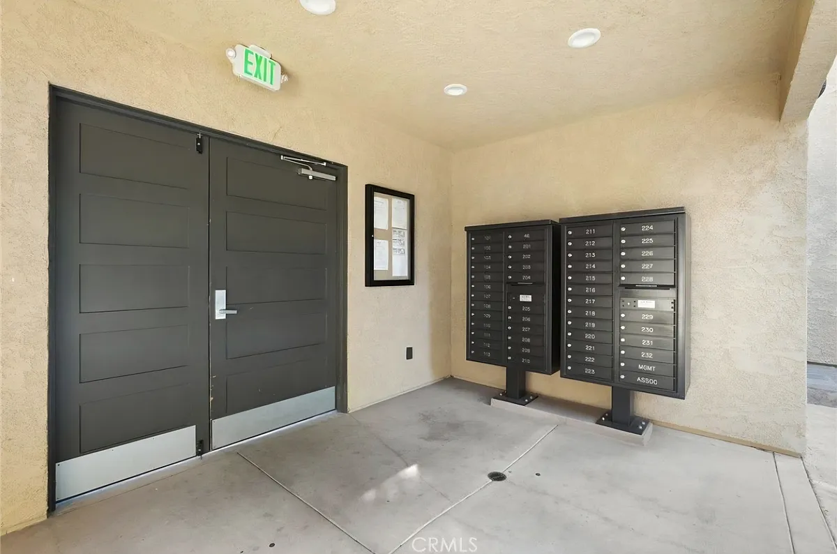 Building Photo - 22038 Vanowen St #230