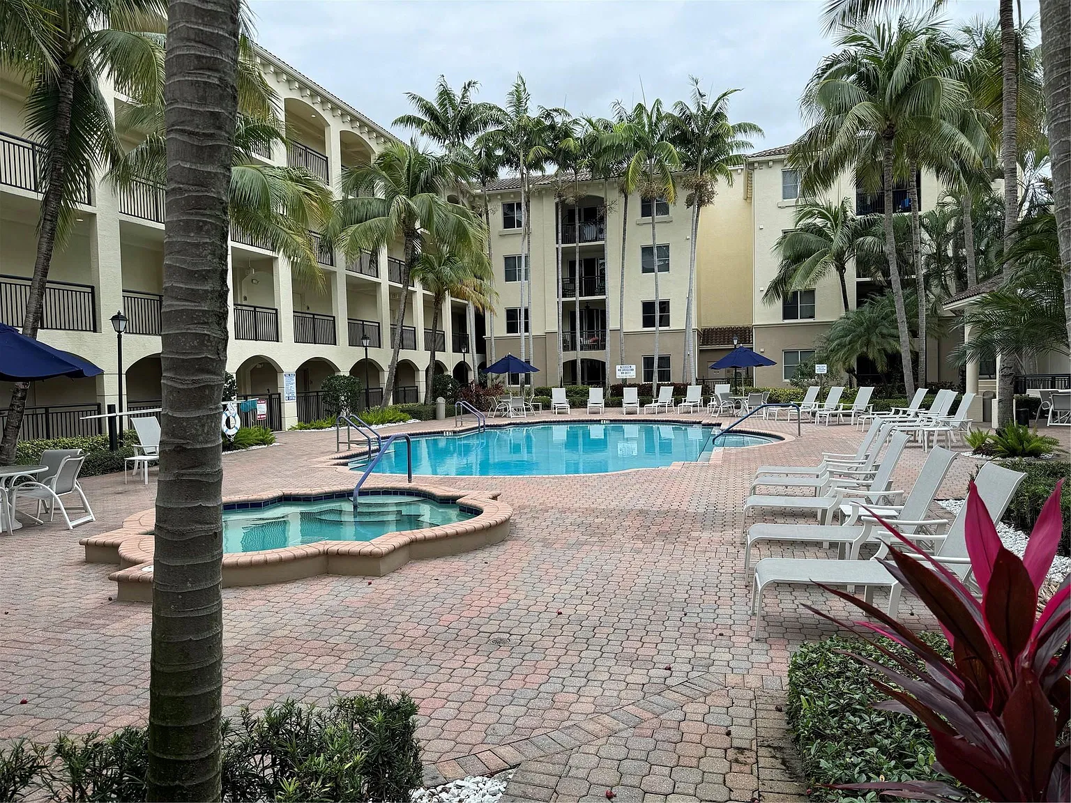 San Rafael Condominium — Photo 2