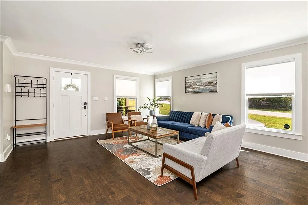5 bed, 3.0 bath, 2588 sqft, $3,900 — Photo 4
