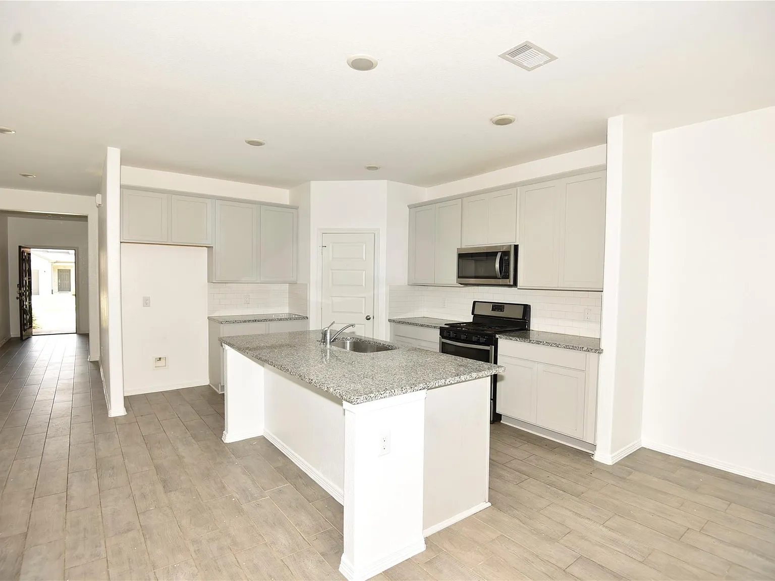 4 bed, 2.0 bath, 2032 sqft, $2,350 — Photo 4