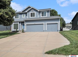 1707 Lakewood Dr, Papillion, NE 68046