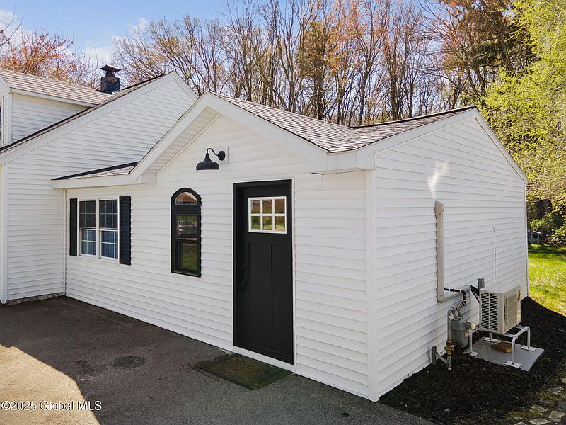 2nd image of 1047 Outer Drive