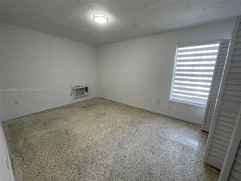 142 SW 18th Ave #19 — Photo 12