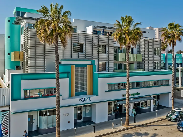 Living at Santa Monica — Photo 19
