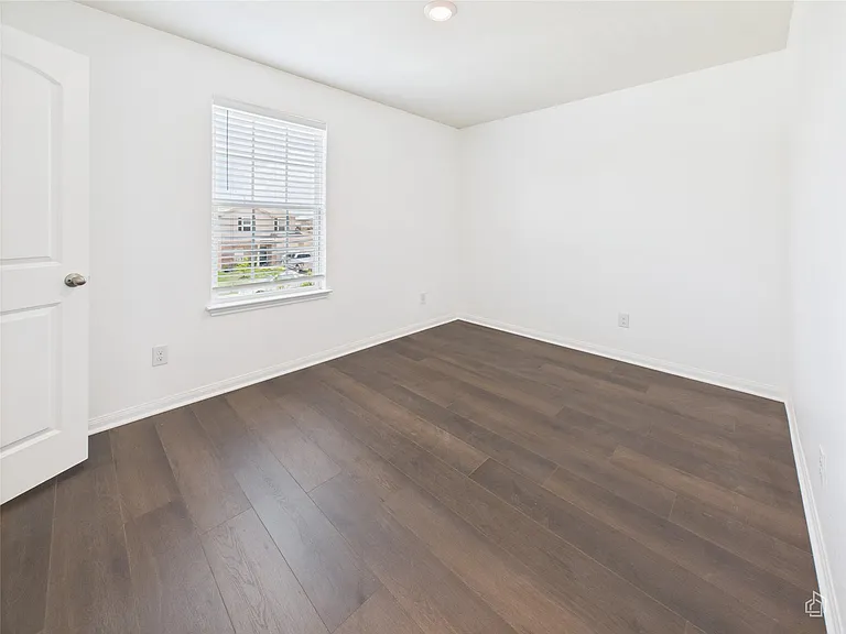 1687 Twin Estates Dr — Photo 16