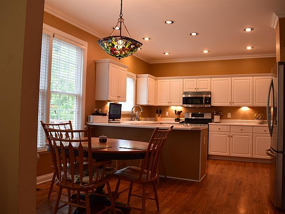 4th image of 365 Lakemont Cir