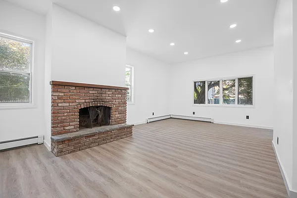 Sold by RE MAX Team | media 10