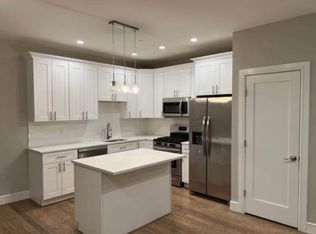 533 Oak St APT 3D, Copiague, NY 11726