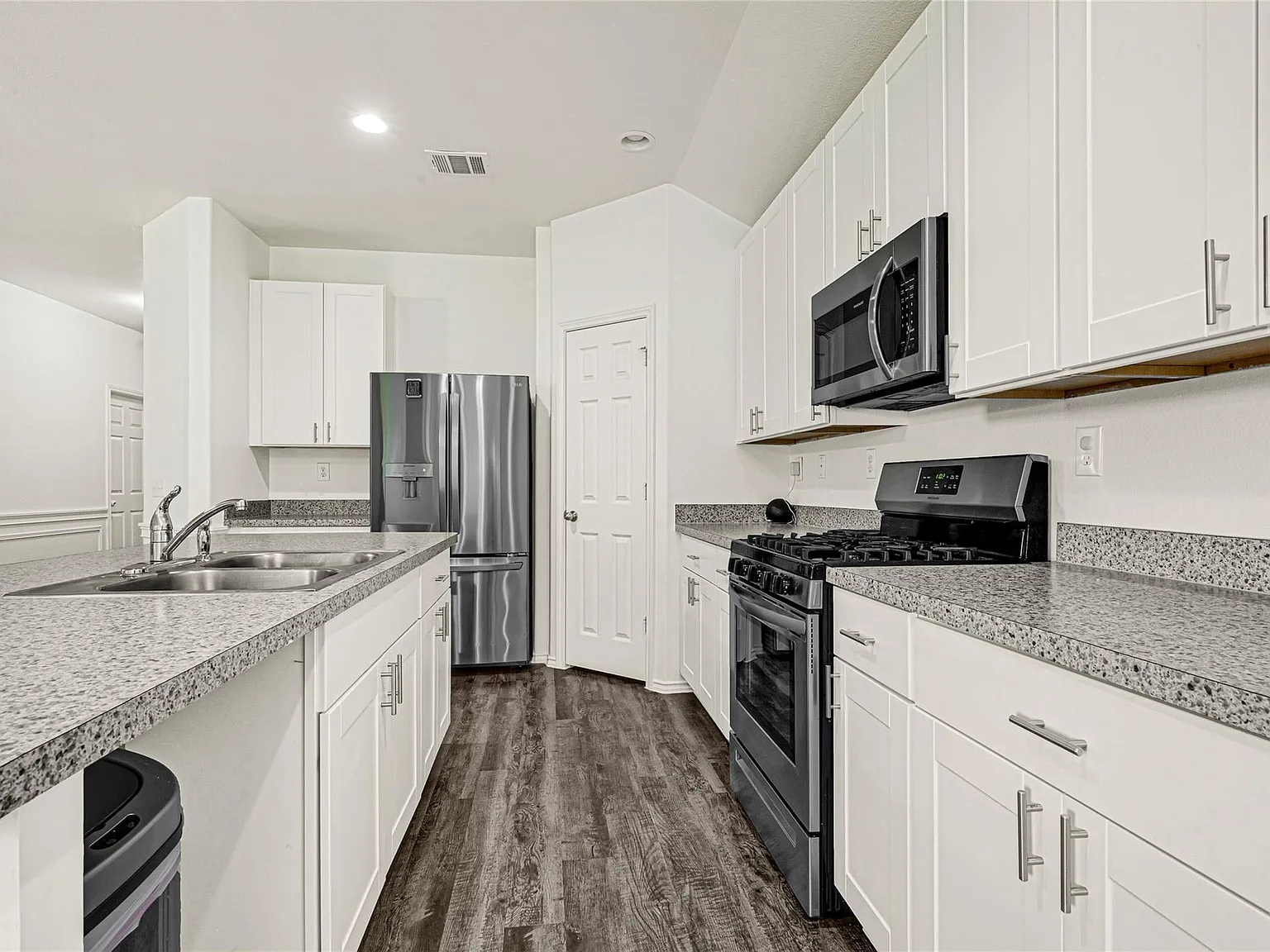 3 bed, 2.0 bath, 1709 sqft, $2,300 — Photo 3