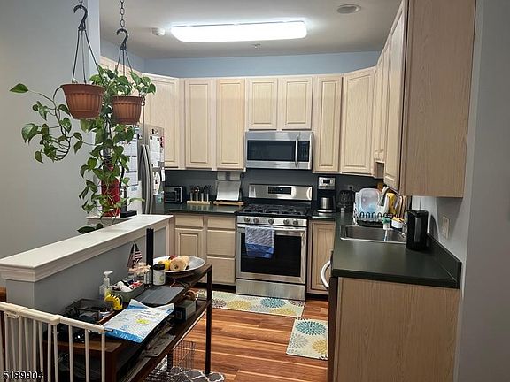 4th image of 383 Kingston Ct