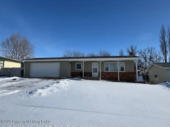 858 Elm Ave, Dickinson, ND 58601