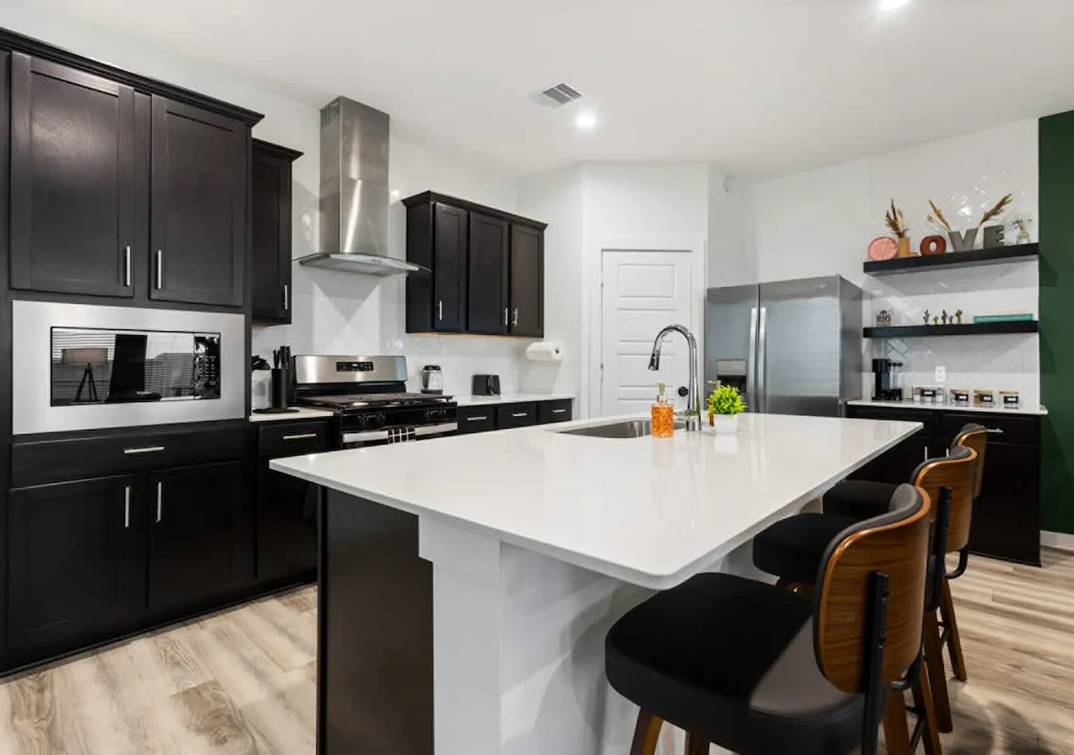 Gated 4br | Sleep 10 | 1gb|Wd | Nrg, Airport, Nasa — Photo 2
