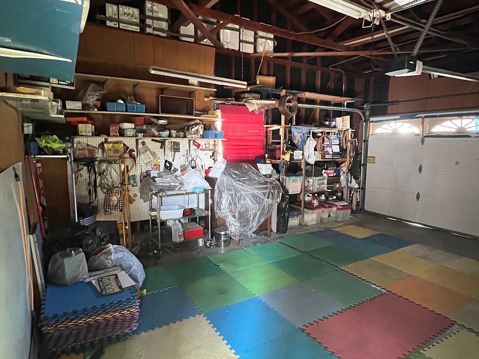 2nd image of 1050 E Thelborn St