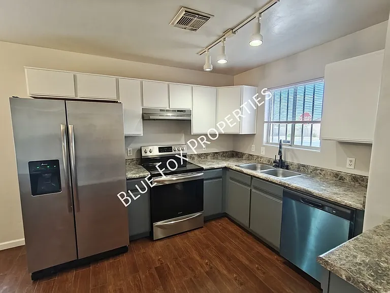 100 E Medina Rd — Photo 5