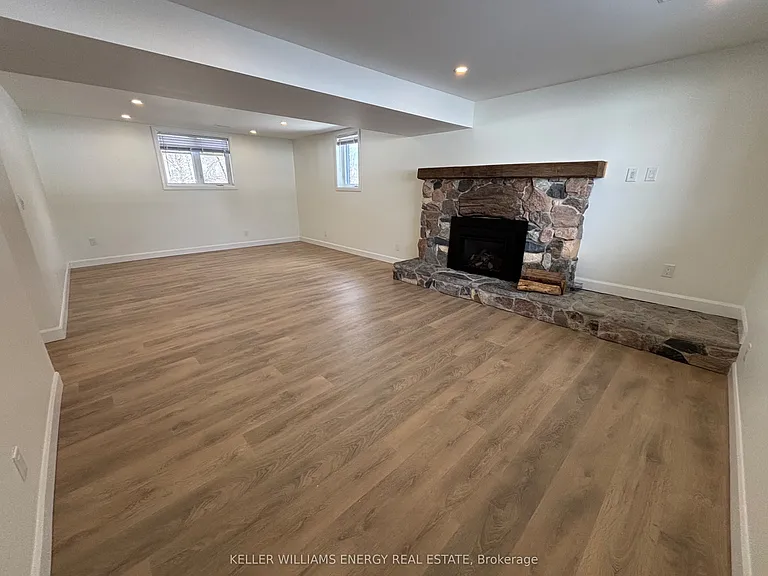 497 Wellington Main St — Photo 29