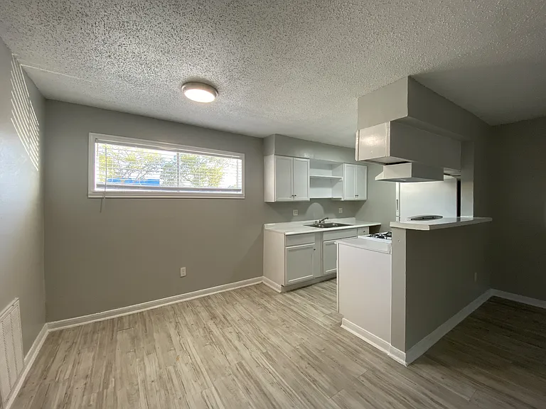 2120 Strawberry Rd — Photo 3