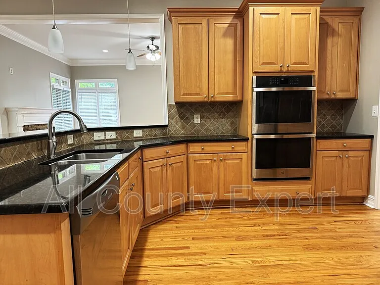 889 Lenox Ct NE — Photo 8