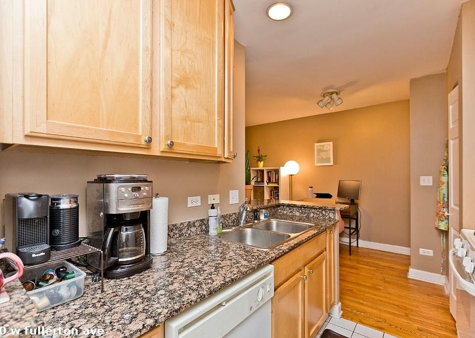 1st image of 900 W Fullerton Ave #128