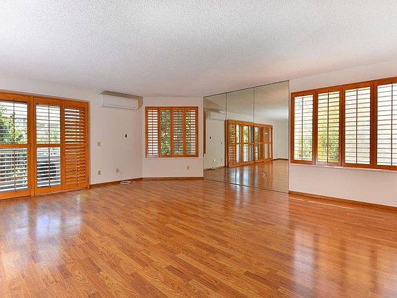 2nd image of 5366-207 La Jolla Blvd #207C