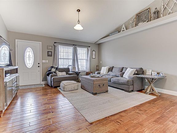 3rd image of 404 Marion Dr