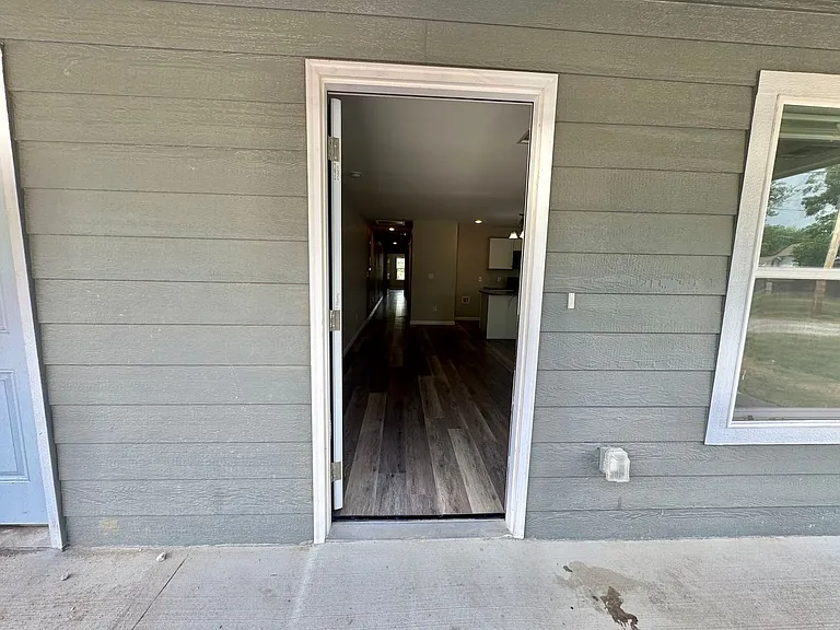 1007 N Quincy Ave — Photo 3