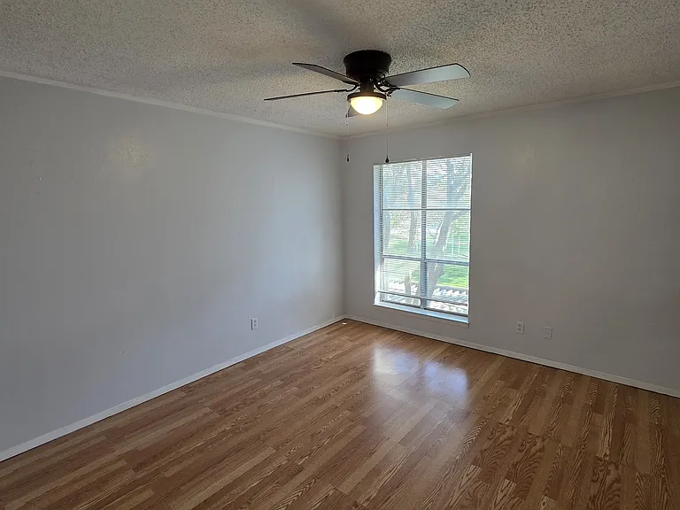 406 Hollyhill Ln — Photo 10