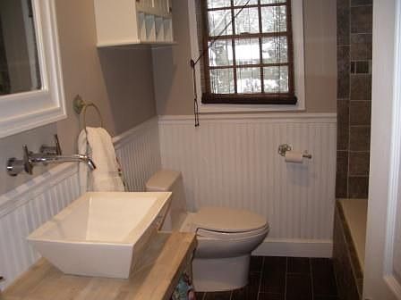 Main Bathroon w Jacuzzi Tub