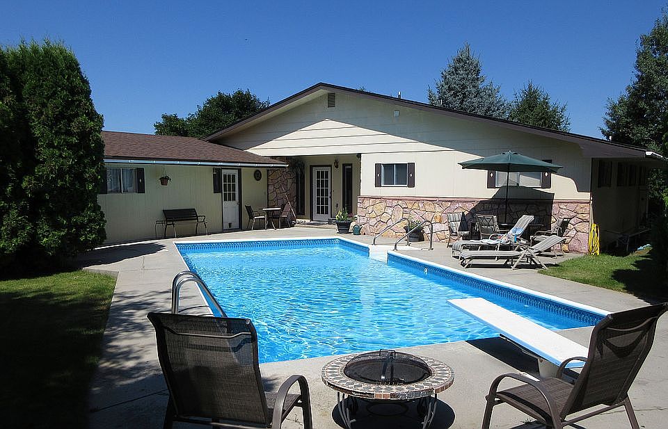 1st image of 916 Parkview Way