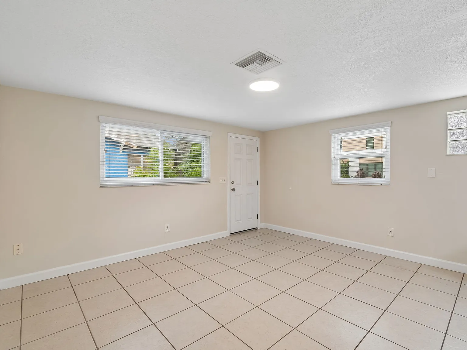 1911 W Fig Street — Photo 3