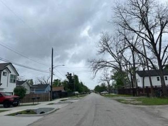 Exterior Neighborhood (street photo)