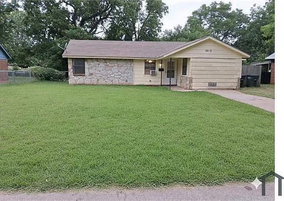 1813 Lariet Ln — Photo 1