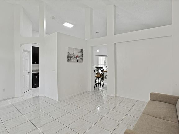 5th image of 2201 Laurel Pine Ln