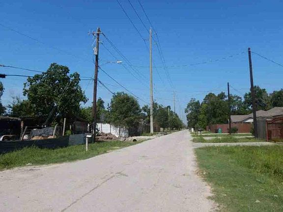 3rd image of 9506 Caddo Rd