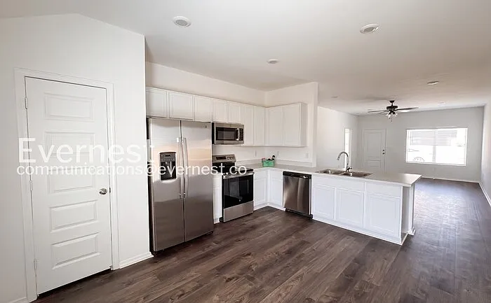 4 bed, 2.0 bath, 2250 sqft, $1,695 — Photo 4