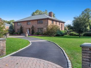 72 4th St, Garden City, NY 11530