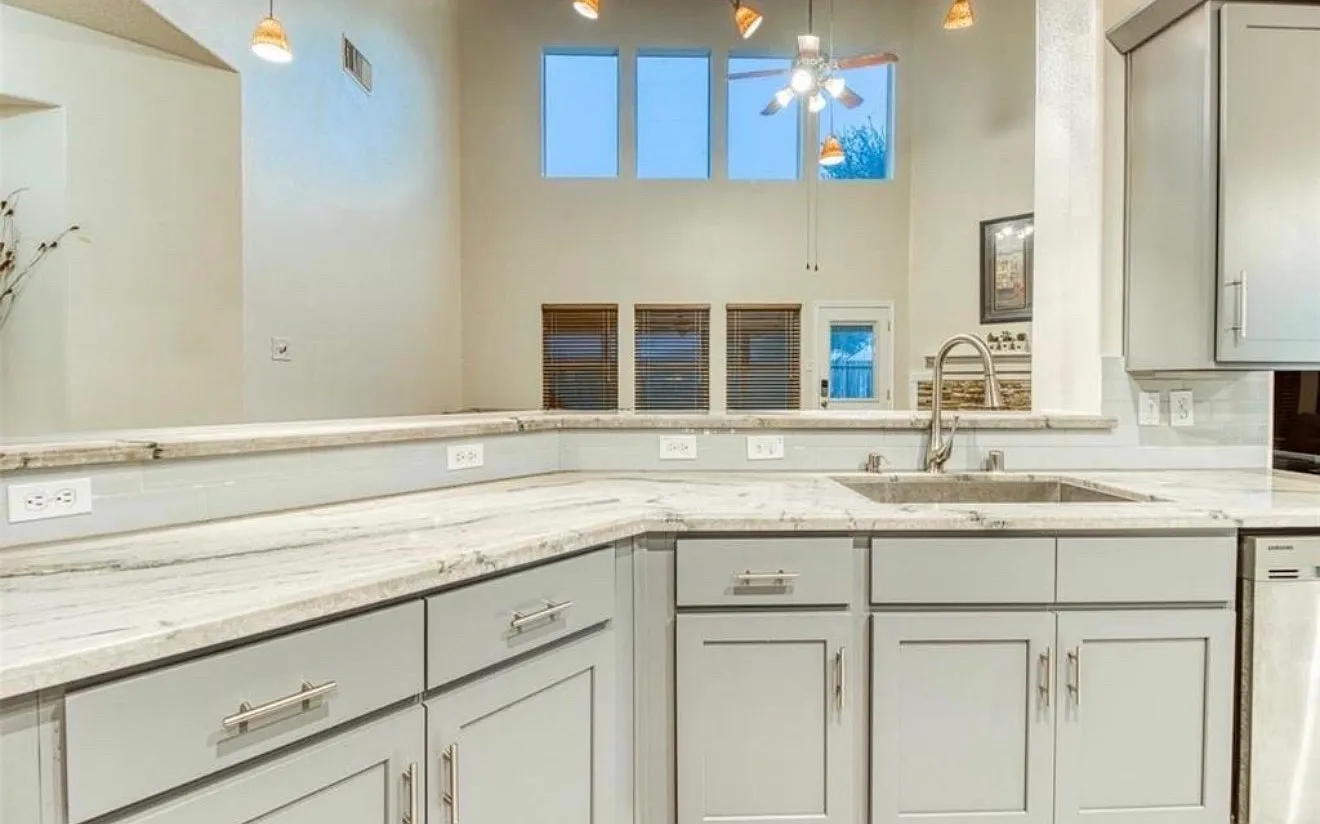 4 bed, $2,400 — Photo 2