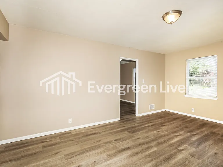 222 S Gladstone Ave — Photo 6