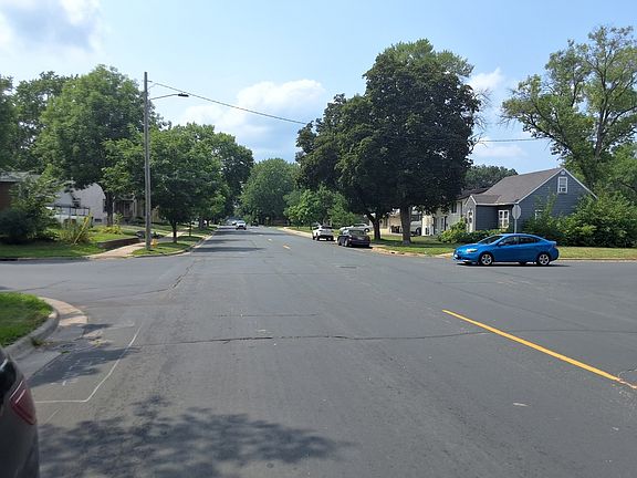 5th image of 906 4th Ave E